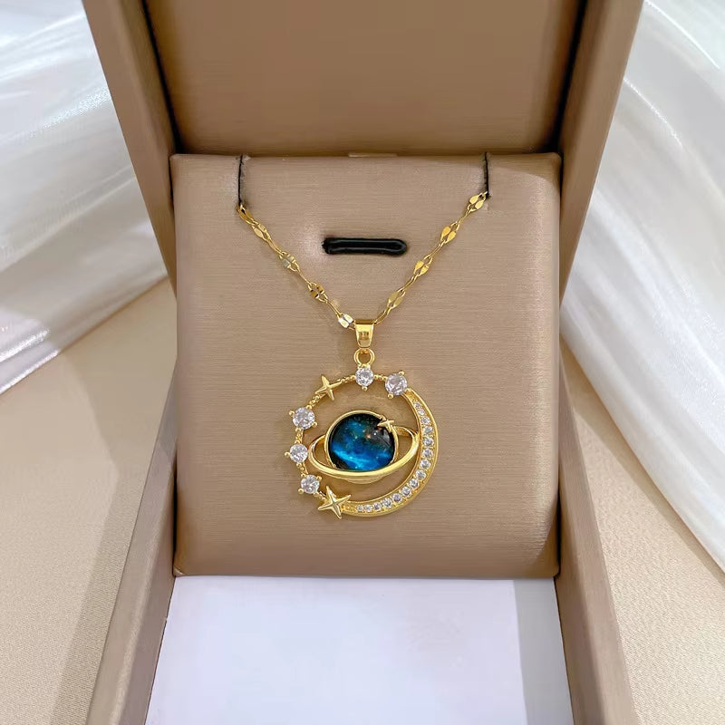 Manon Pendant & Chain